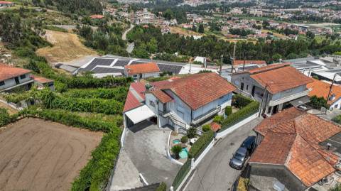 Moradia T3 + T2 + Armazém em Santa Eulália, Vizela