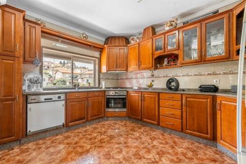 Moradia T3 + T2 + Armazém em Santa Eulália, Vizela