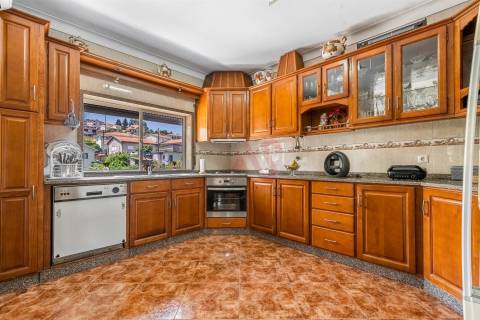 Moradia T3 + T2 + Armazém em Santa Eulália, Vizela