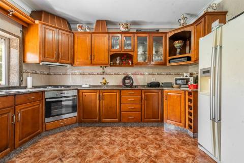 Moradia T3 + T2 + Armazém em Santa Eulália, Vizela