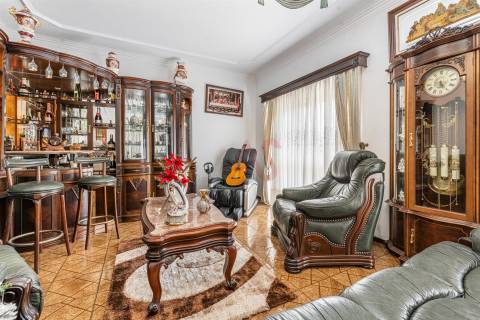 Moradia T3 + T2 + Armazém em Santa Eulália, Vizela