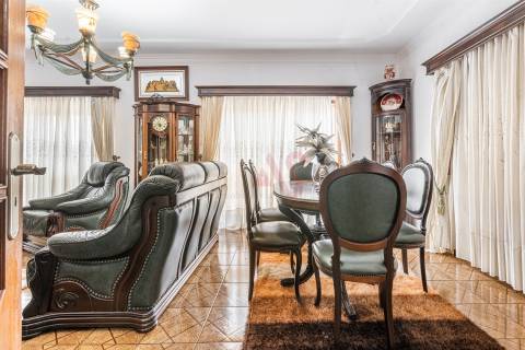 Moradia T3 + T2 + Armazém em Santa Eulália, Vizela