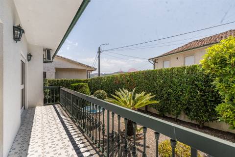 Moradia T3 + T2 + Armazém em Santa Eulália, Vizela