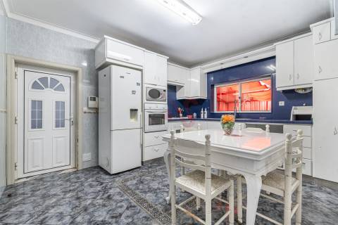 Moradia T3 + T2 + Armazém em Santa Eulália, Vizela