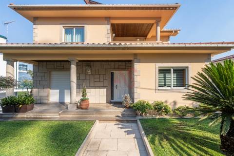 Moradia T4 com 3 Pisos – Excelente Estado de Conservação - S. Paio, Vizela