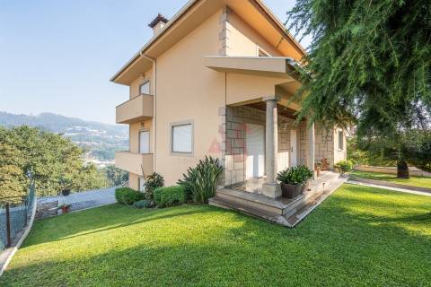 Moradia T4 com 3 Pisos – Excelente Estado de Conservação - S. Paio, Vizela