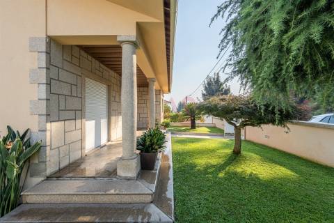 Moradia T4 com 3 Pisos – Excelente Estado de Conservação - S. Paio, Vizela