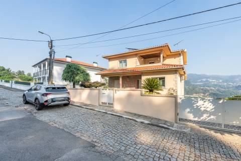 Moradia T4 com 3 Pisos – Excelente Estado de Conservação - S. Paio, Vizela