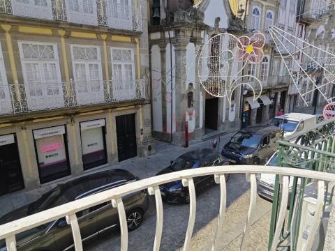 T1 na Rua Rainha Dona Maria II em Guimarães p/ ARRENDAMENTO – Localização Central junto ao Toural