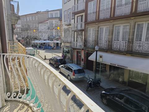 T1 na Rua Rainha Dona Maria II em Guimarães p/ ARRENDAMENTO – Localização Central junto ao Toural