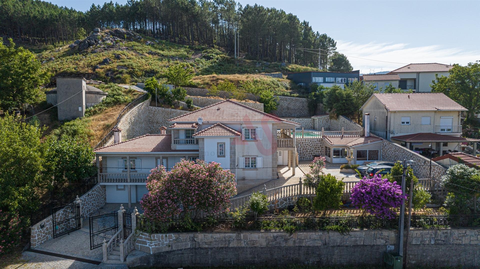 Moradia Exclusiva com 6 Suítes, Jardim e Piscina em Vilar de Ferreiros, Mondim de Basto