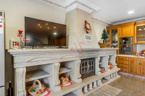 Moradia Exclusiva com 6 Suítes, Jardim e Piscina em Vilar de Ferreiros, Mondim de Basto