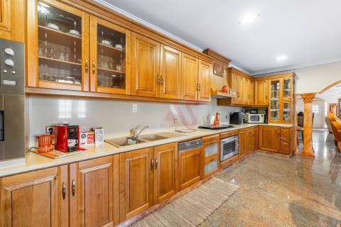 Moradia Exclusiva com 6 Suítes, Jardim e Piscina em Vilar de Ferreiros, Mondim de Basto