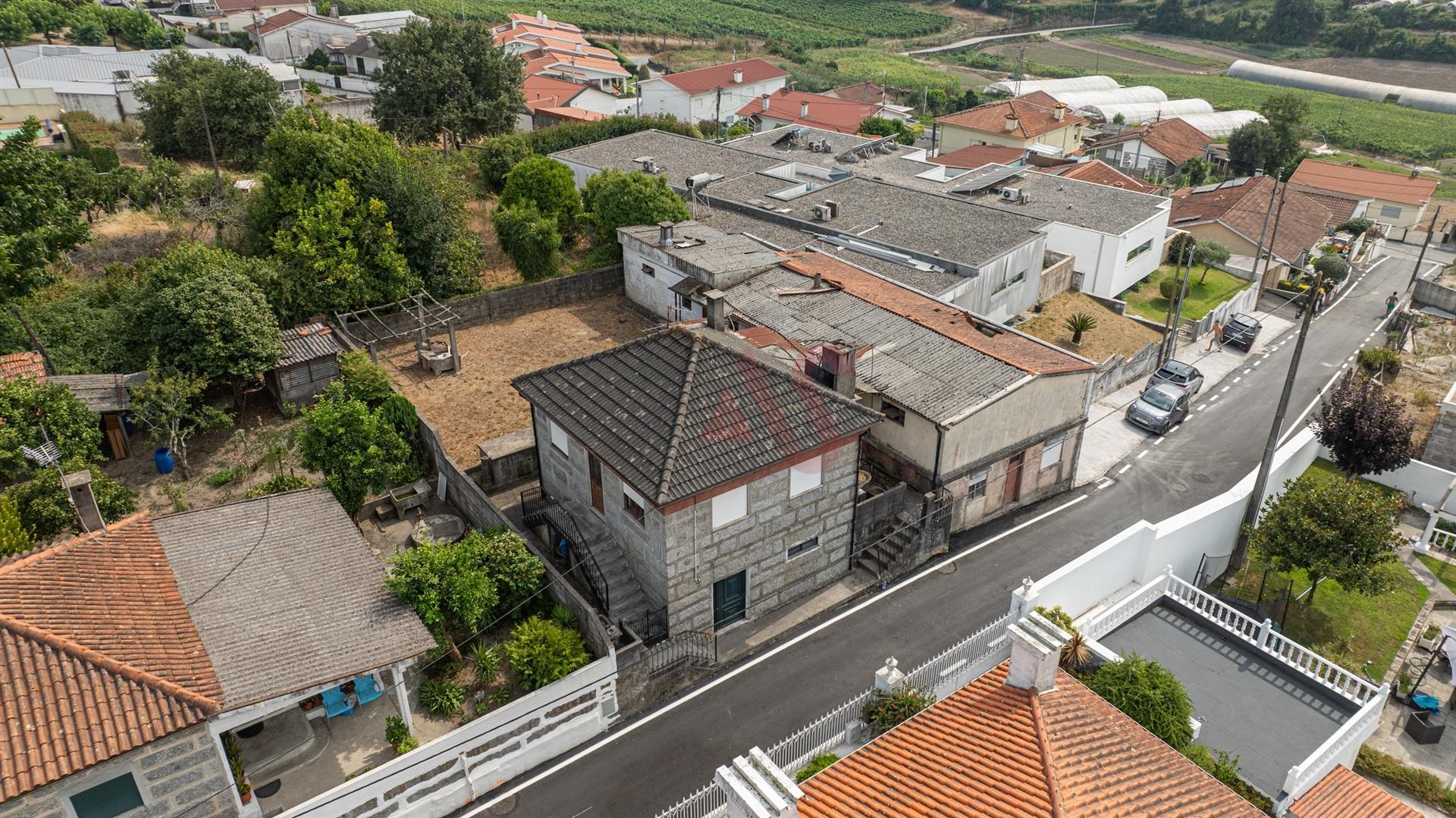 &#127969; Moradia em Pedra para Restauro – T3 com Terreno de 340 m² – Serzedelo, Guimarães