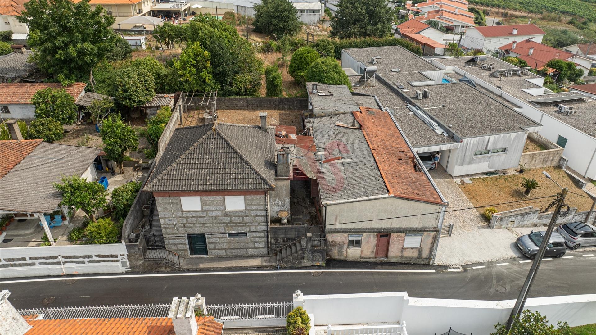 &#127969; Moradia em Pedra para Restauro – T3 com Terreno de 340 m² – Serzedelo, Guimarães