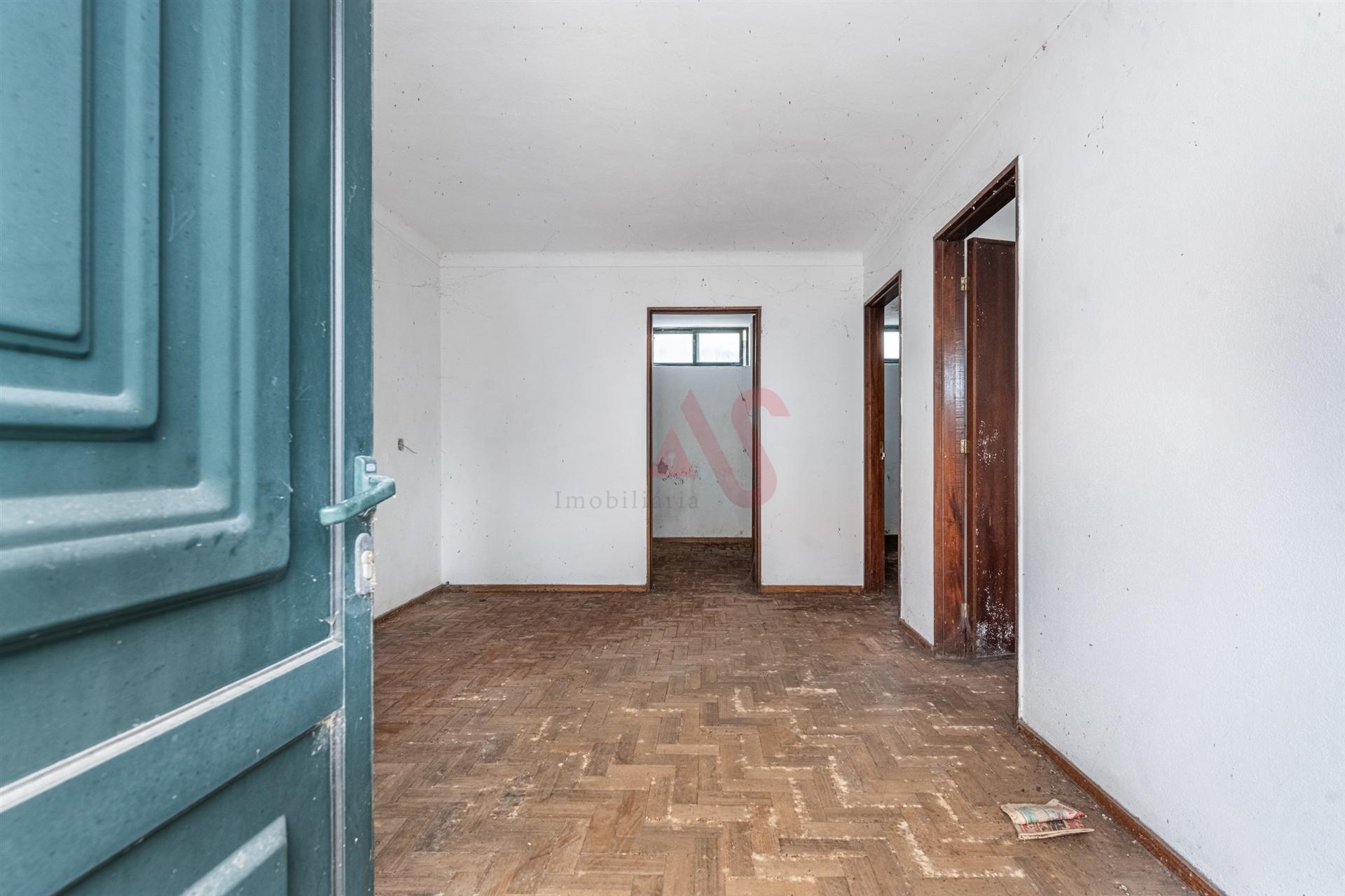 &#127969; Moradia em Pedra para Restauro – T3 com Terreno de 340 m² – Serzedelo, Guimarães