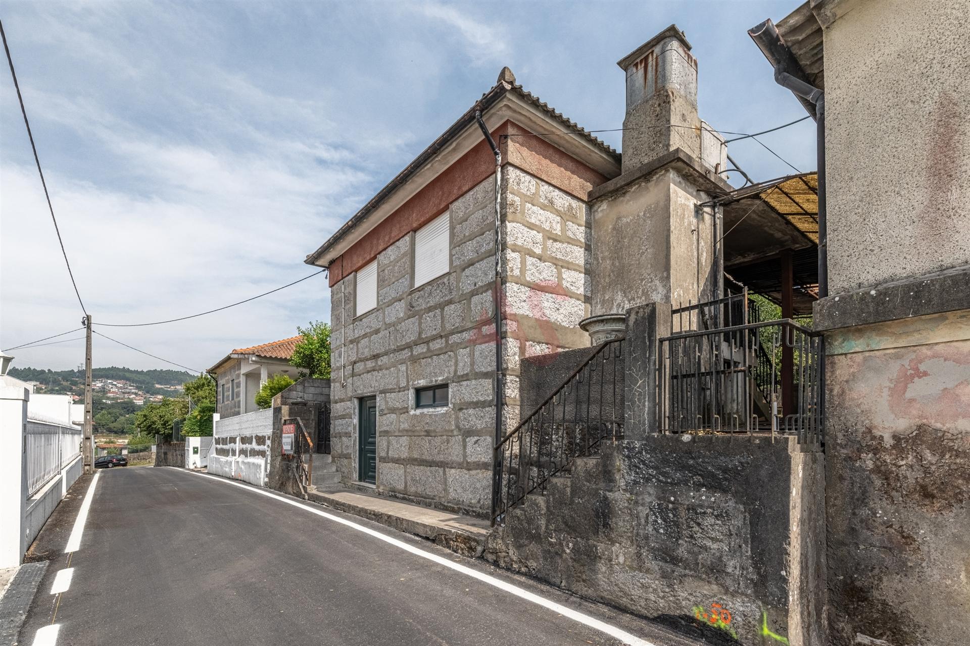 &#127969; Moradia em Pedra para Restauro – T3 com Terreno de 340 m² – Serzedelo, Guimarães