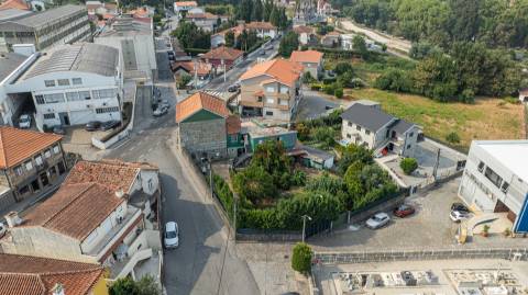 Moradia + terreno para construção em São João (Caldas de Vizela)