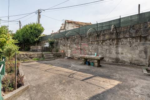 Moradia + terreno para construção em São João (Caldas de Vizela)