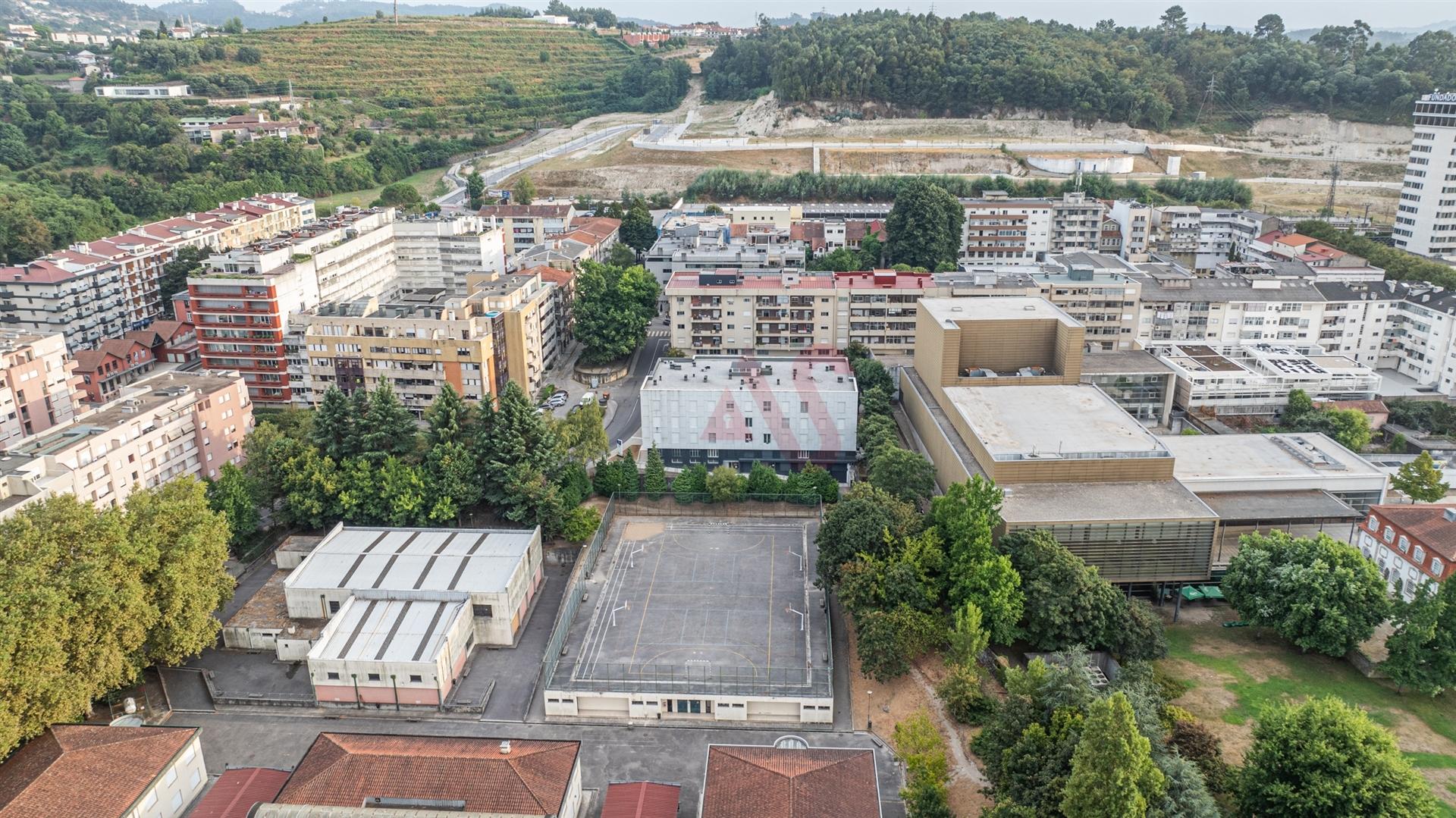 Apartamento T2+1 Totalmente Renovado com Vista para o Castelo – Urgezes, Guimarães