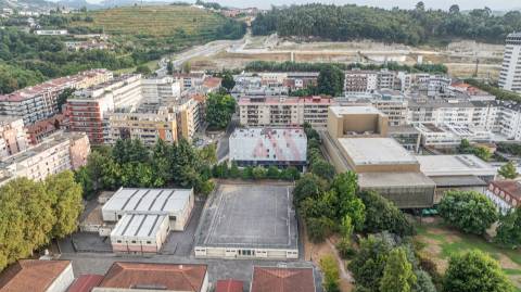 Apartamento T2+1 Totalmente Renovado com Vista para o Castelo – Urgezes, Guimarães