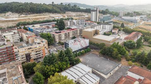 Apartamento T2+1 Totalmente Renovado com Vista para o Castelo – Urgezes, Guimarães