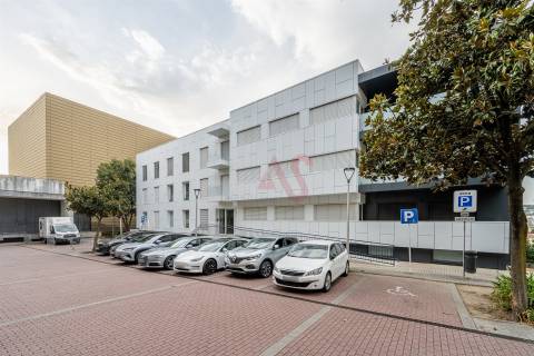 Apartamento T2+1 Totalmente Renovado com Vista para o Castelo – Urgezes, Guimarães