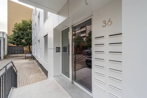 Apartamento T2+1 Totalmente Renovado com Vista para o Castelo – Urgezes, Guimarães