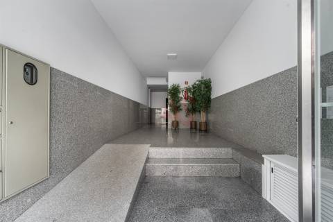 Apartamento T2+1 Totalmente Renovado com Vista para o Castelo – Urgezes, Guimarães