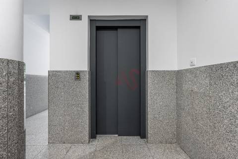 Apartamento T2+1 Totalmente Renovado com Vista para o Castelo – Urgezes, Guimarães