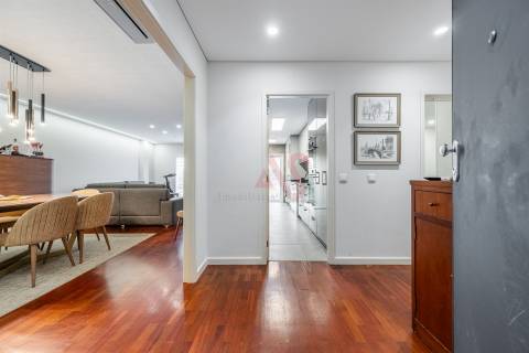 Apartamento T2+1 Totalmente Renovado com Vista para o Castelo – Urgezes, Guimarães