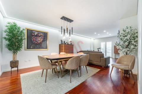 Apartamento T2+1 Totalmente Renovado com Vista para o Castelo – Urgezes, Guimarães