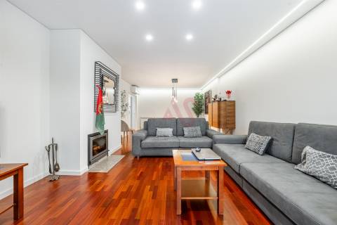 Apartamento T2+1 Totalmente Renovado com Vista para o Castelo – Urgezes, Guimarães