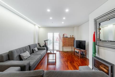 Apartamento T2+1 Totalmente Renovado com Vista para o Castelo – Urgezes, Guimarães