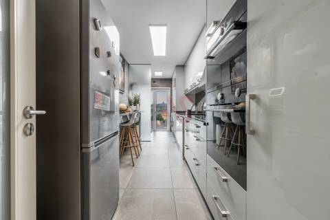 Apartamento T2+1 Totalmente Renovado com Vista para o Castelo – Urgezes, Guimarães