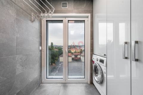 Apartamento T2+1 Totalmente Renovado com Vista para o Castelo – Urgezes, Guimarães