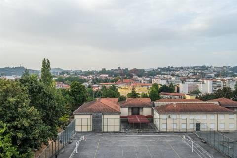 Apartamento T2+1 Totalmente Renovado com Vista para o Castelo – Urgezes, Guimarães