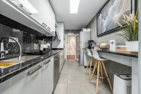 Apartamento T2+1 Totalmente Renovado com Vista para o Castelo – Urgezes, Guimarães