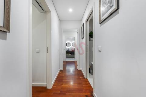 Apartamento T2+1 Totalmente Renovado com Vista para o Castelo – Urgezes, Guimarães