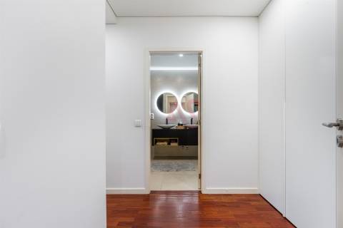 Apartamento T2+1 Totalmente Renovado com Vista para o Castelo – Urgezes, Guimarães