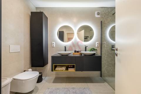 Apartamento T2+1 Totalmente Renovado com Vista para o Castelo – Urgezes, Guimarães