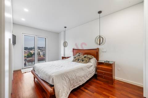 Apartamento T2+1 Totalmente Renovado com Vista para o Castelo – Urgezes, Guimarães