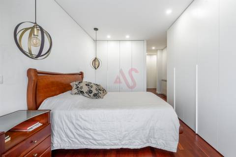 Apartamento T2+1 Totalmente Renovado com Vista para o Castelo – Urgezes, Guimarães