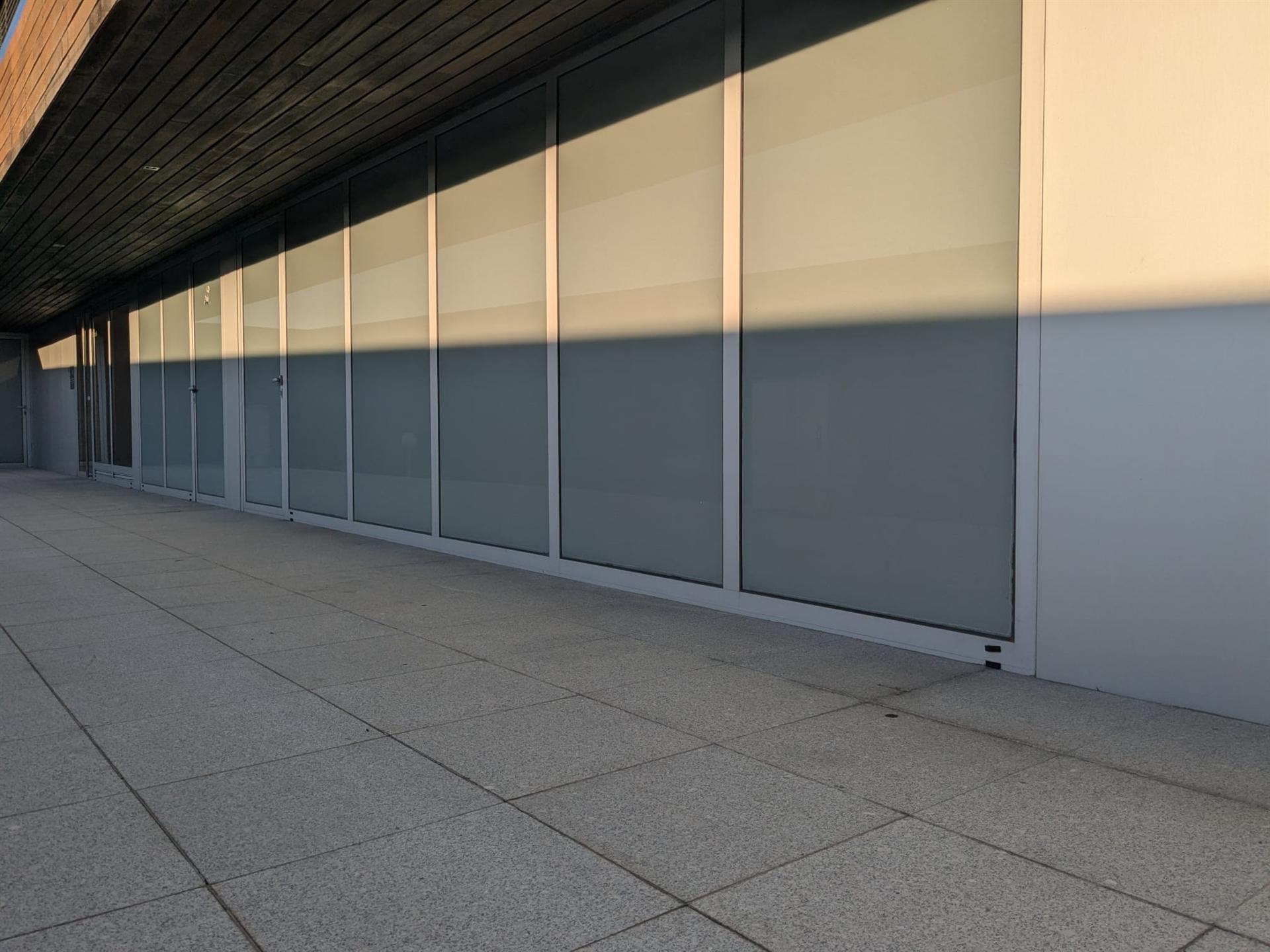 ESPAÇO COMERCIAL COM 871,86 M2 EM URGEZES - GUIMARÃES