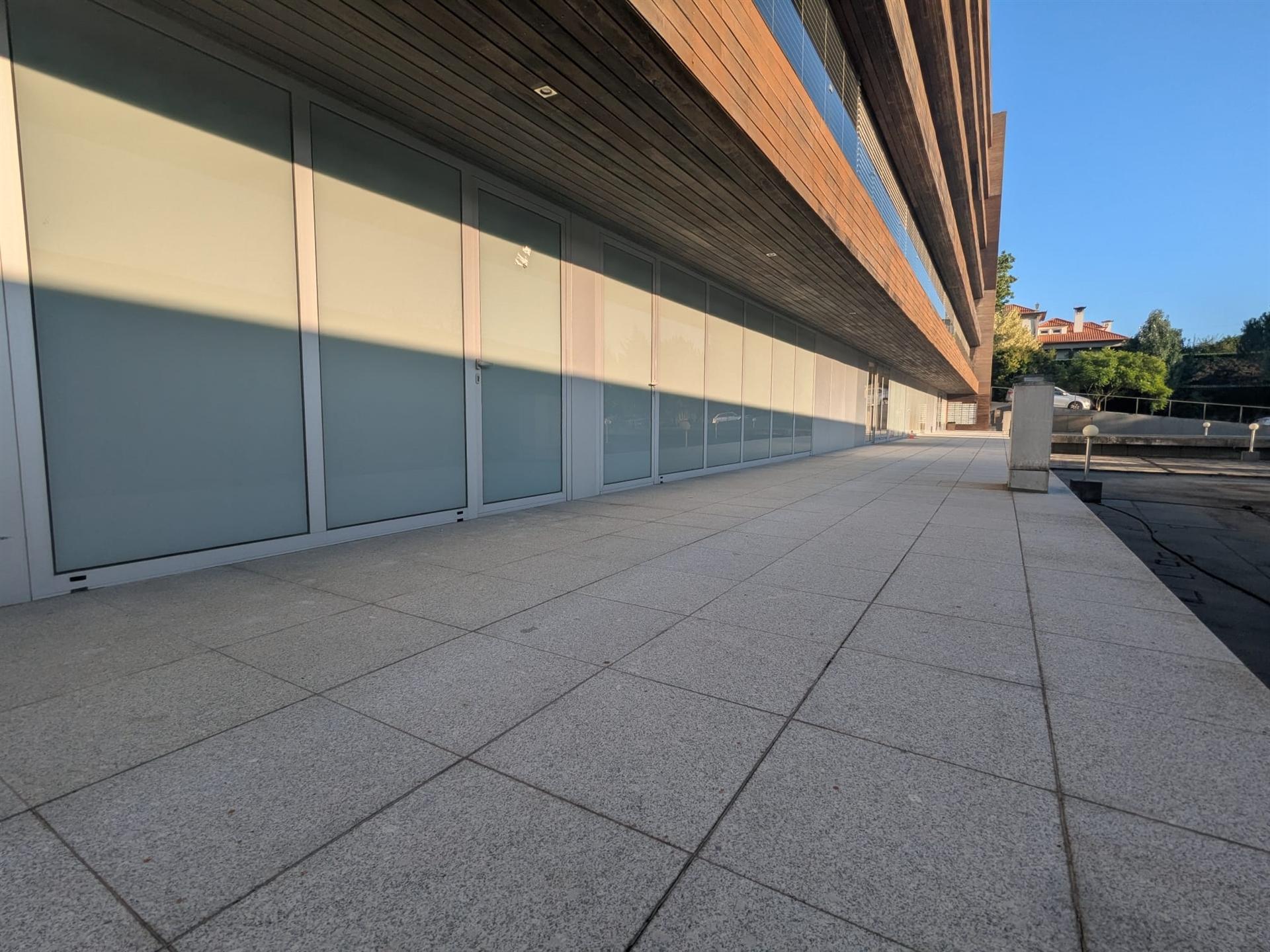 ESPAÇO COMERCIAL COM 871,86 M2 EM URGEZES - GUIMARÃES