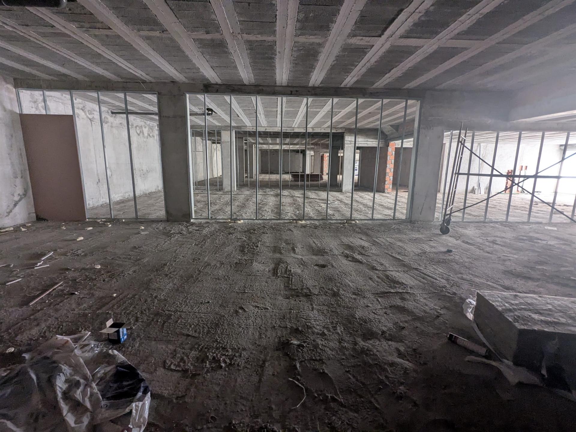 ESPAÇO COMERCIAL COM 871,86 M2 EM URGEZES - GUIMARÃES