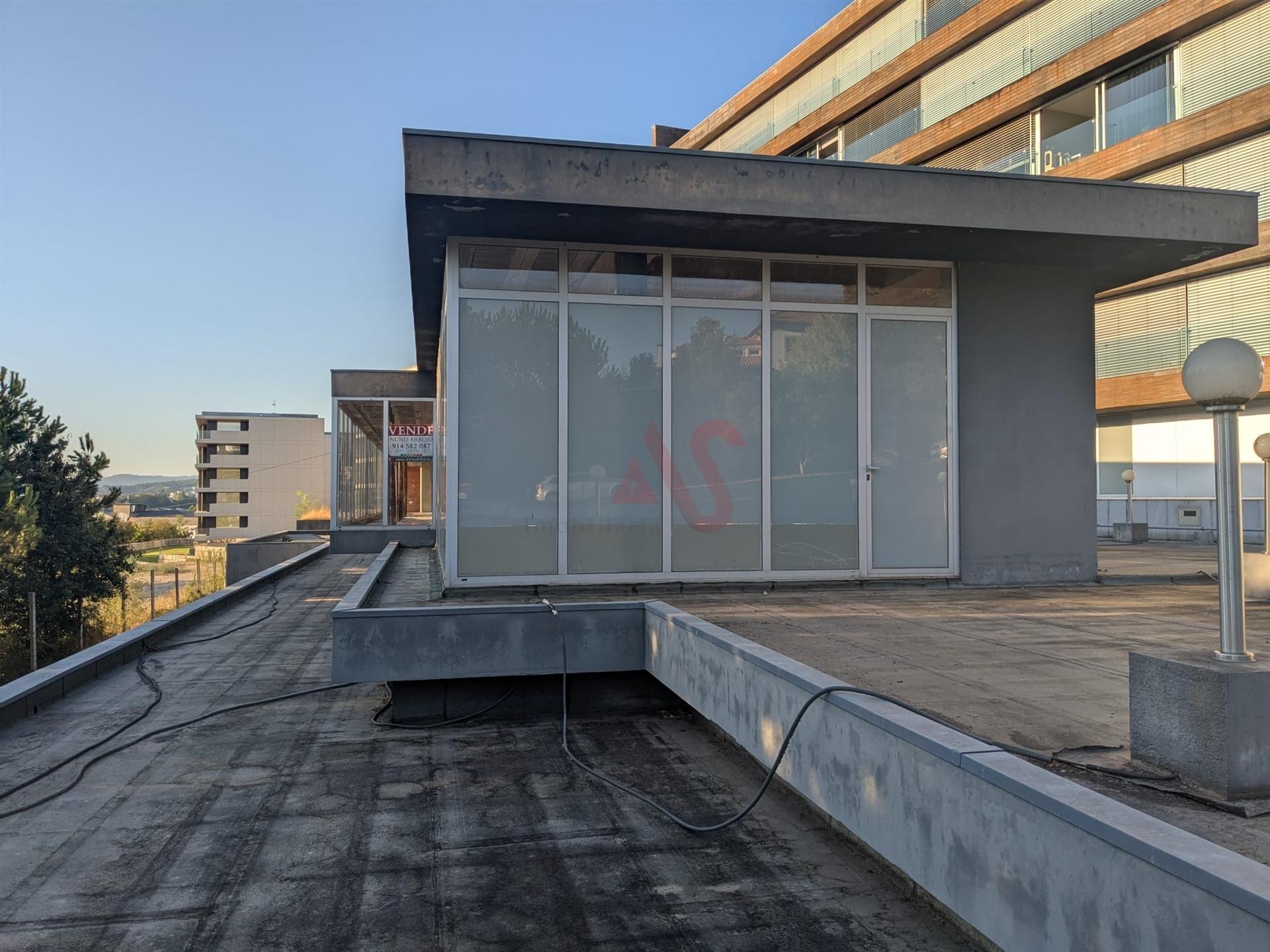 ESPAÇO COMERCIAL COM 1612.14 M2 EM URGEZES - GUIMARÃES