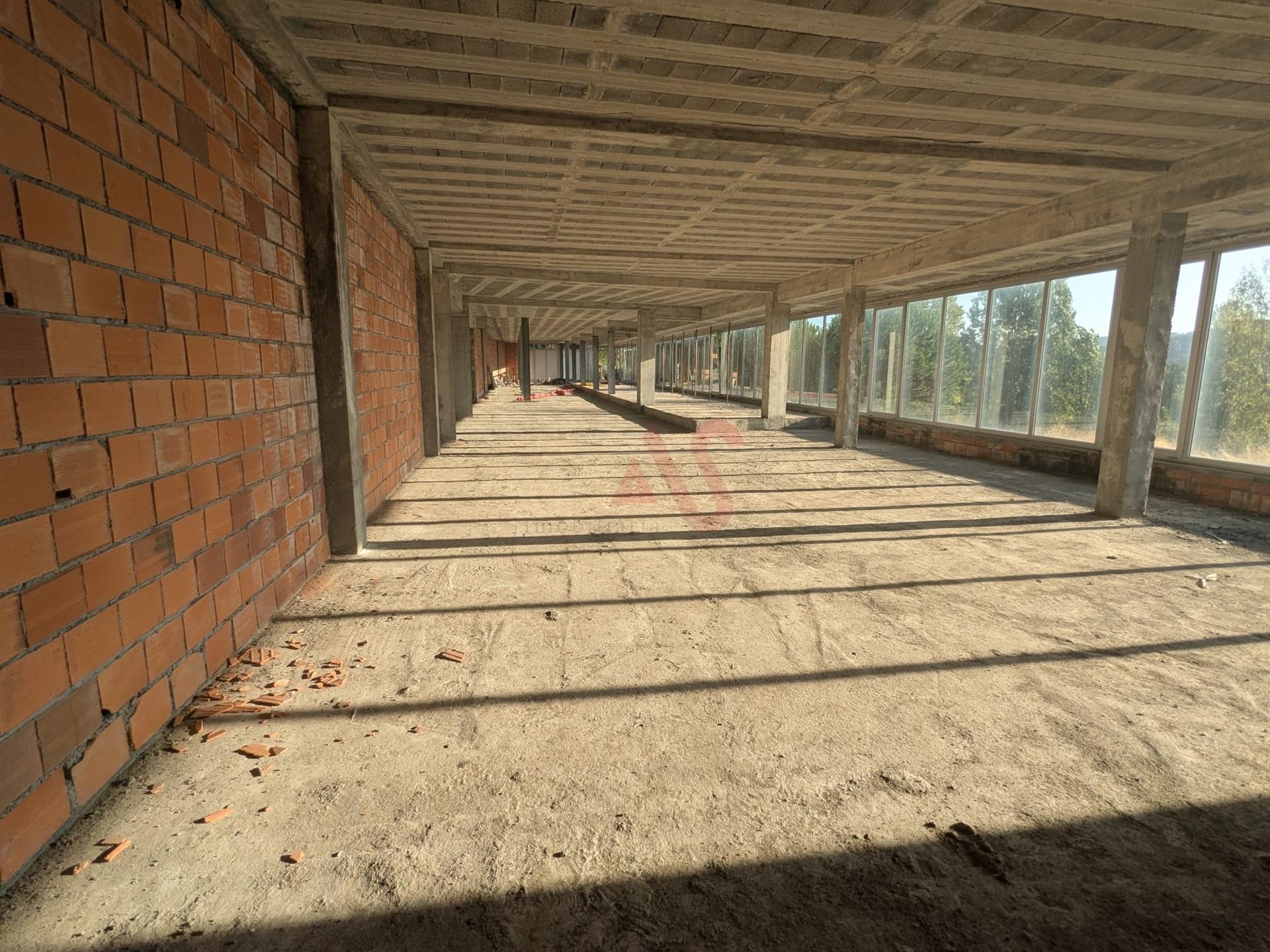 ESPAÇO COMERCIAL COM 1612.14 M2 EM URGEZES - GUIMARÃES