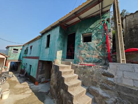 Moradia Bifamiliar T2 + T1 Totalmente Renovada – Tagilde, Vizela