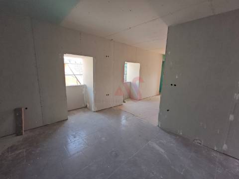 Moradia Bifamiliar T2 + T1 Totalmente Renovada – Tagilde, Vizela